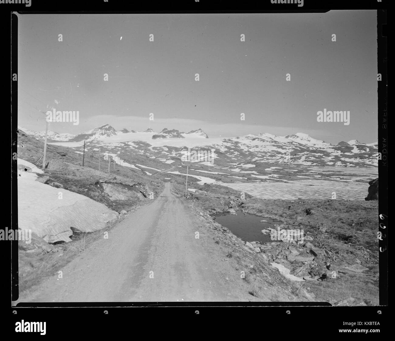 Une photographie de la chaîne de montagnes Smørstabbtindene en Norvège, qui fait partie des montagnes Jotunheimen. L'image capture des sommets enneigés, des terrains accidentés et la beauté naturelle du paysage norvégien. Banque D'Images