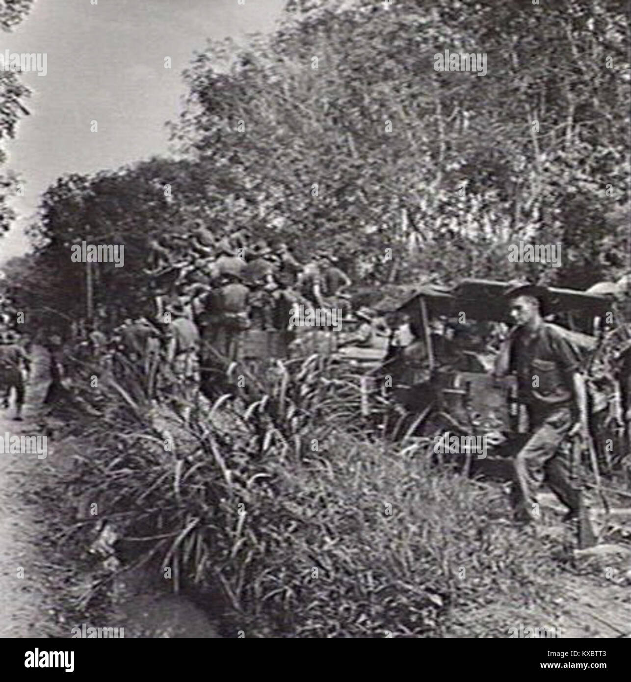 2-28ème bataillon d'infanterie DÉBARQUANT D'UN TRAIN EN JEEP AU BORD DE LA MER DE BEAUFORT, Borneo Banque D'Images