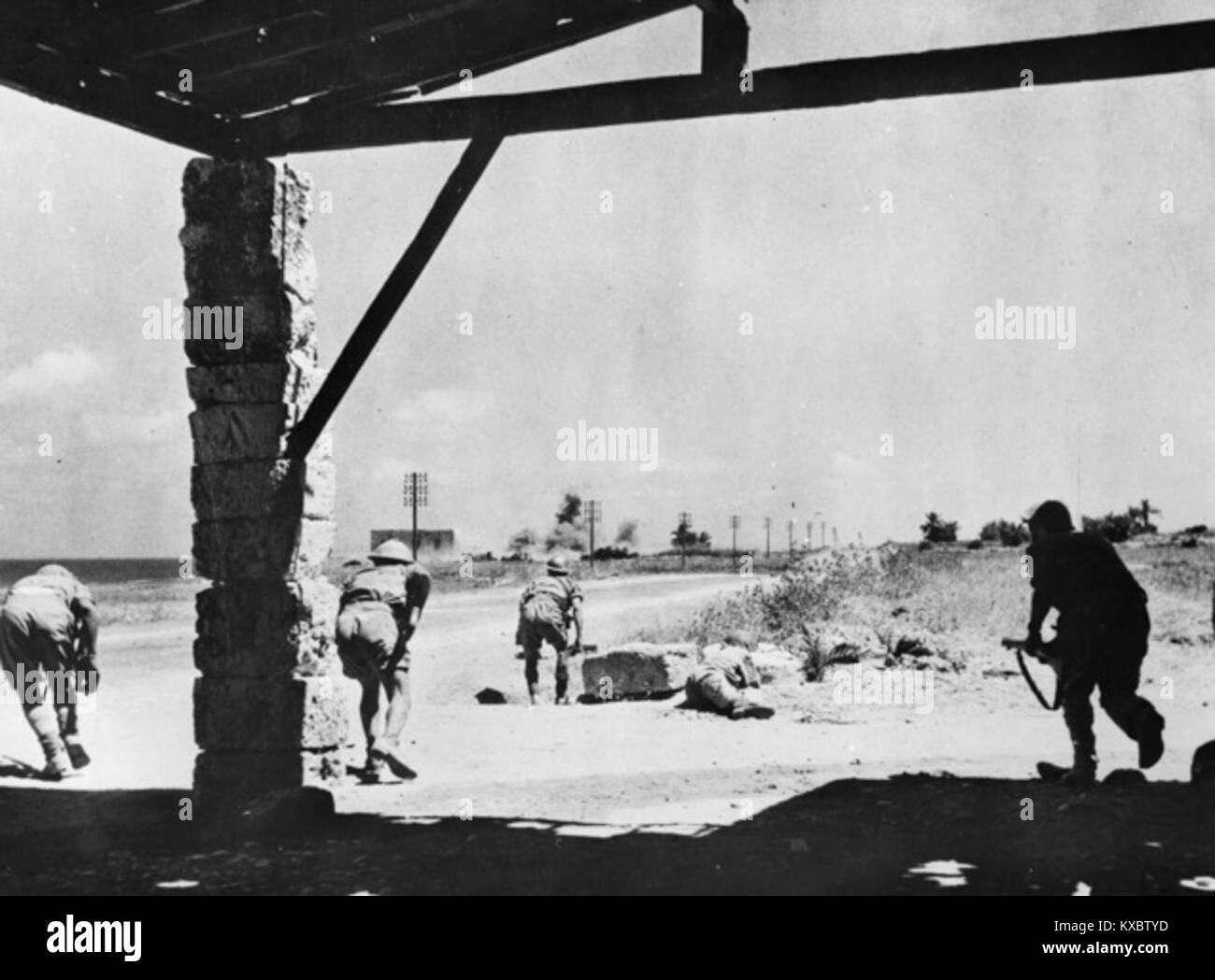 La photographie représente des hommes du 2/5e bataillon d'infanterie australien près de Khalde, au Liban, le 11 juillet 1941, pendant la campagne Syrie-Liban de la seconde Guerre mondiale, avançant d'une position avancée dans le mandat français pour la Syrie et le Liban. Australian Water Management+2Wikipédia+2 Banque D'Images