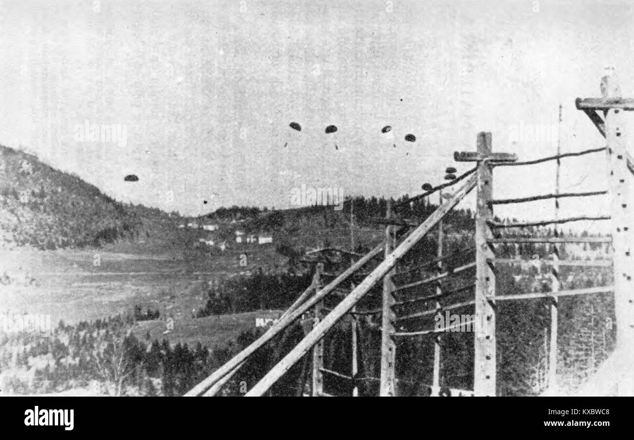 Cette photographie documente Allied Aid largué en parachute, montrant des parachutes cargo descendant au-dessus d'une région lors d'une opération d'approvisionnement aéroportée. Banque D'Images