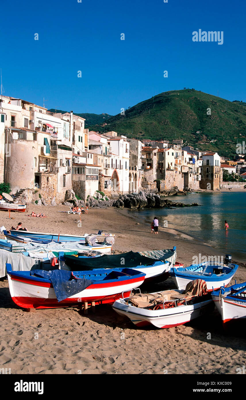 Des bateaux de pêche, Cefalù, Sicile, Italie, Europe Banque D'Images