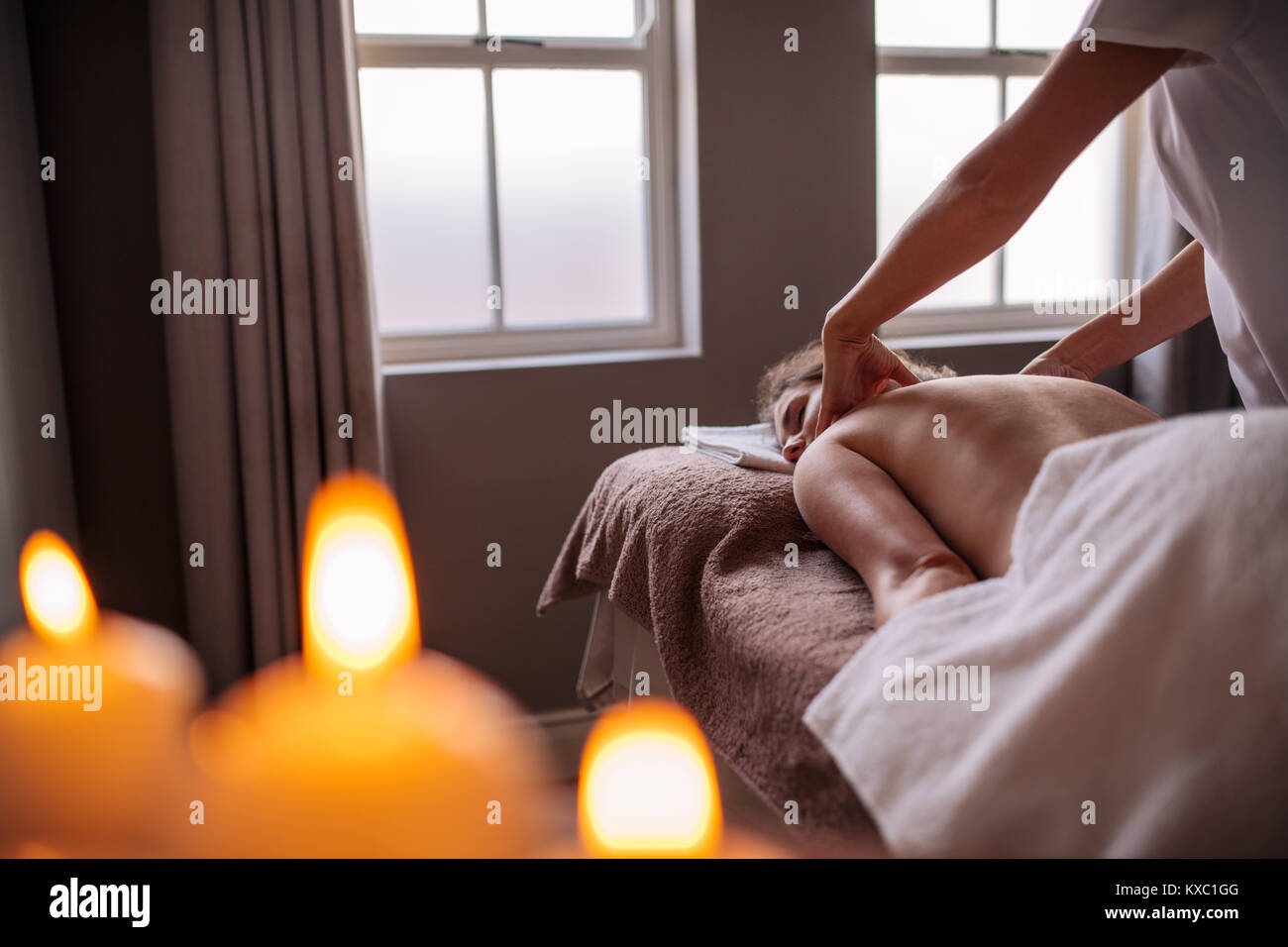 Esthéticienne professionnelle femmes massage dos au spa beauté. Woman receiving Massage corps à la santé spa. Banque D'Images