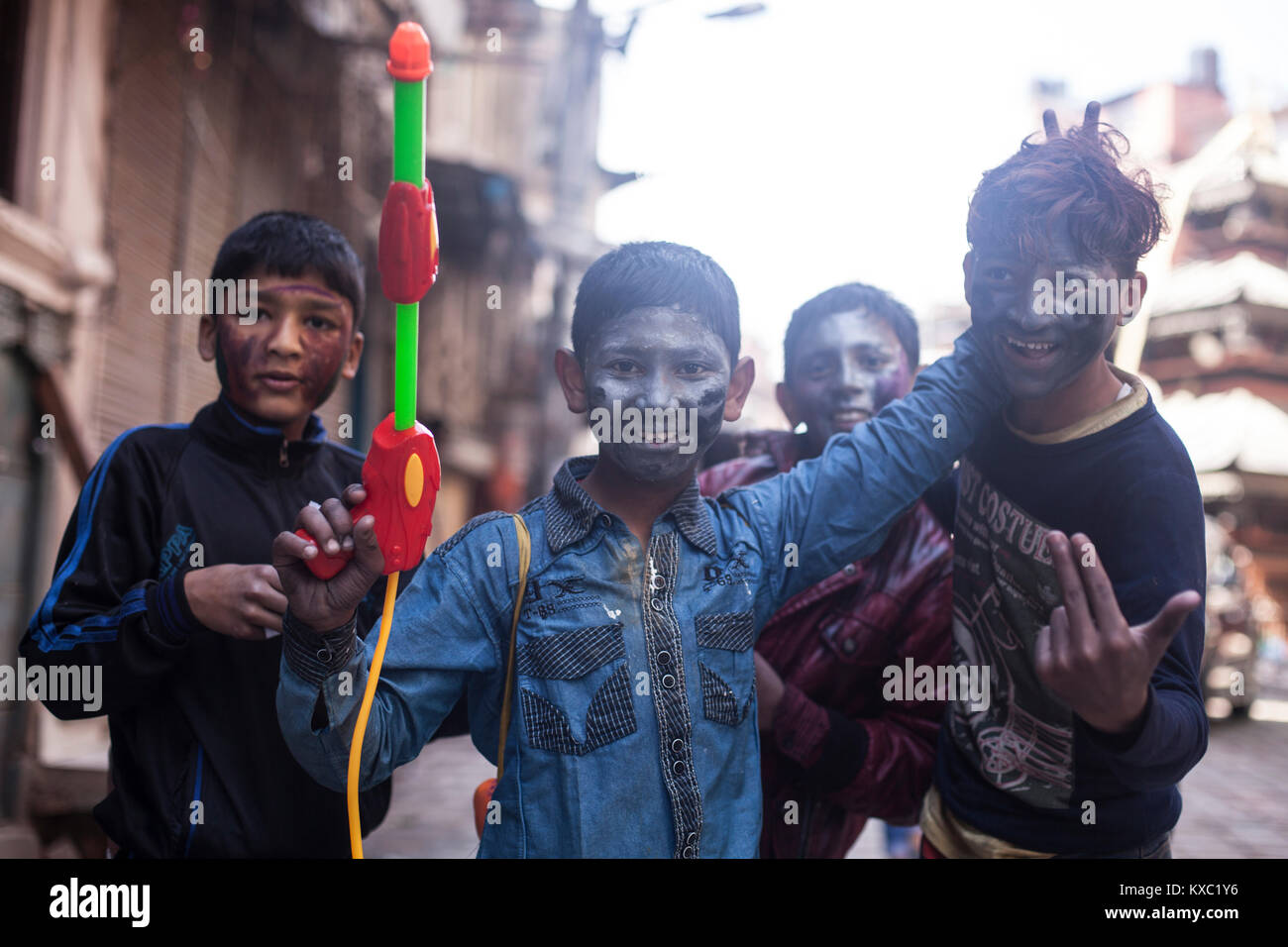 Les jeunes garçons posent pour une photo lors d'un festival de holi à Katmandou, au Népal. Banque D'Images