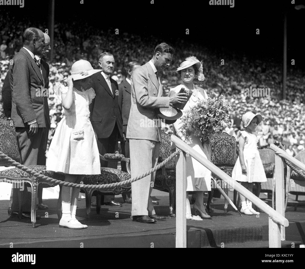 Le roi George VI et la reine Elizabeth avec la Princesse Elizabeth et Margaret au Festival de la jeunesse juillet 1937 au Stade de Wembley Banque D'Images