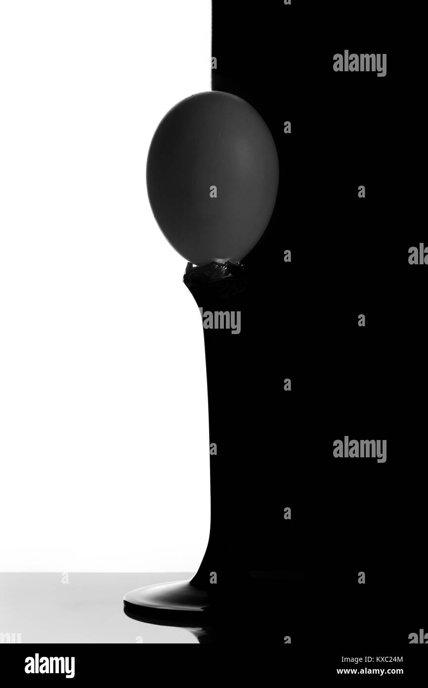 Œuf entier sur la jambe de verre Concept d'envoi postal de départ Fragile Symbole Banque D'Images