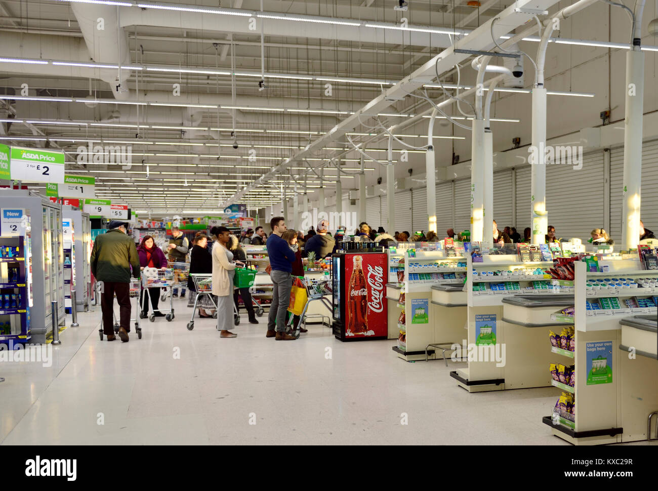 Supermarché occupé check out laboure avec de longues files d'attente de clients avec des rangées de caisses vides, inutilisés UK Banque D'Images