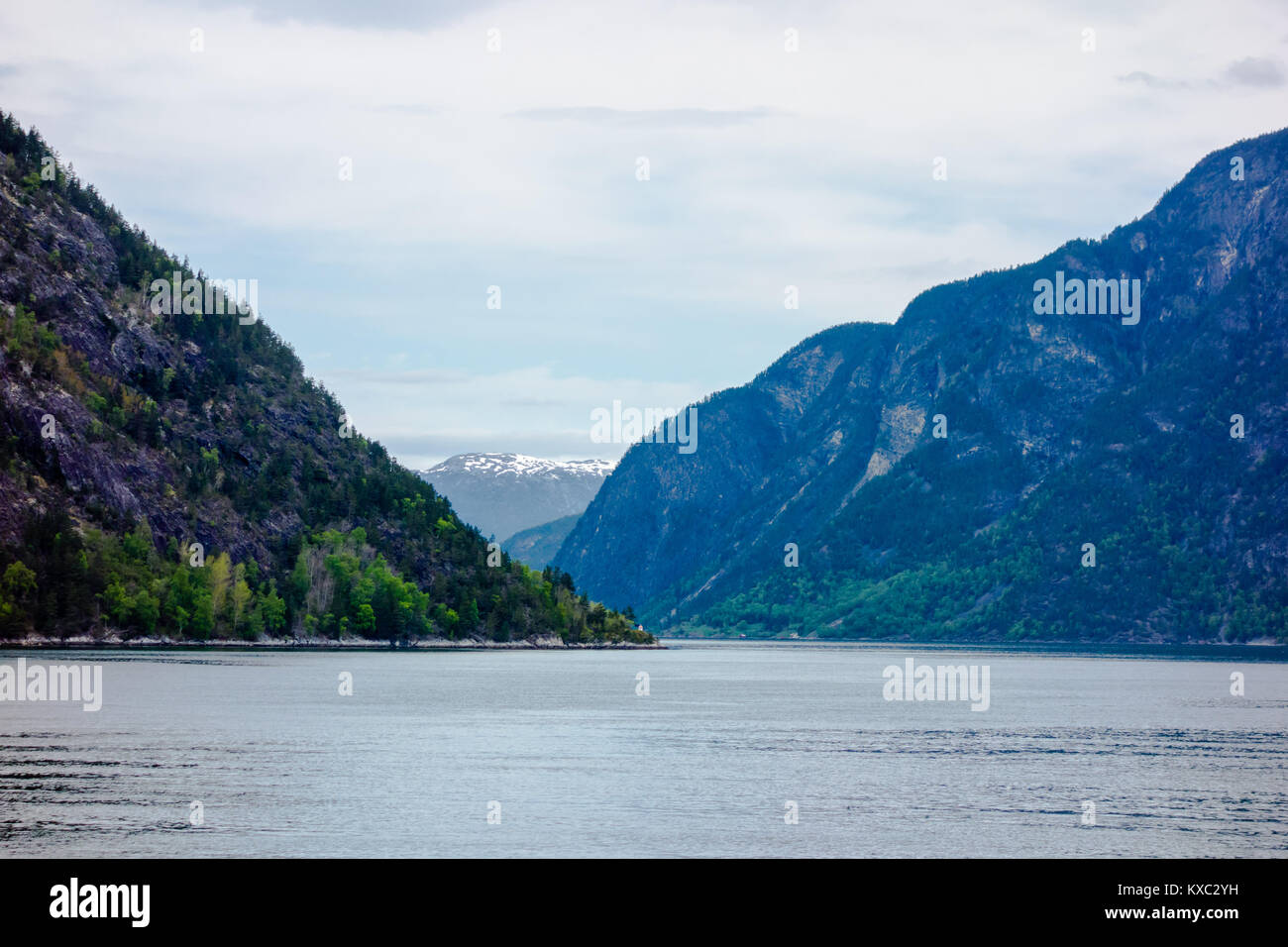 De hautes falaises et pentes dans le Hordaland en Norvège. Banque D'Images