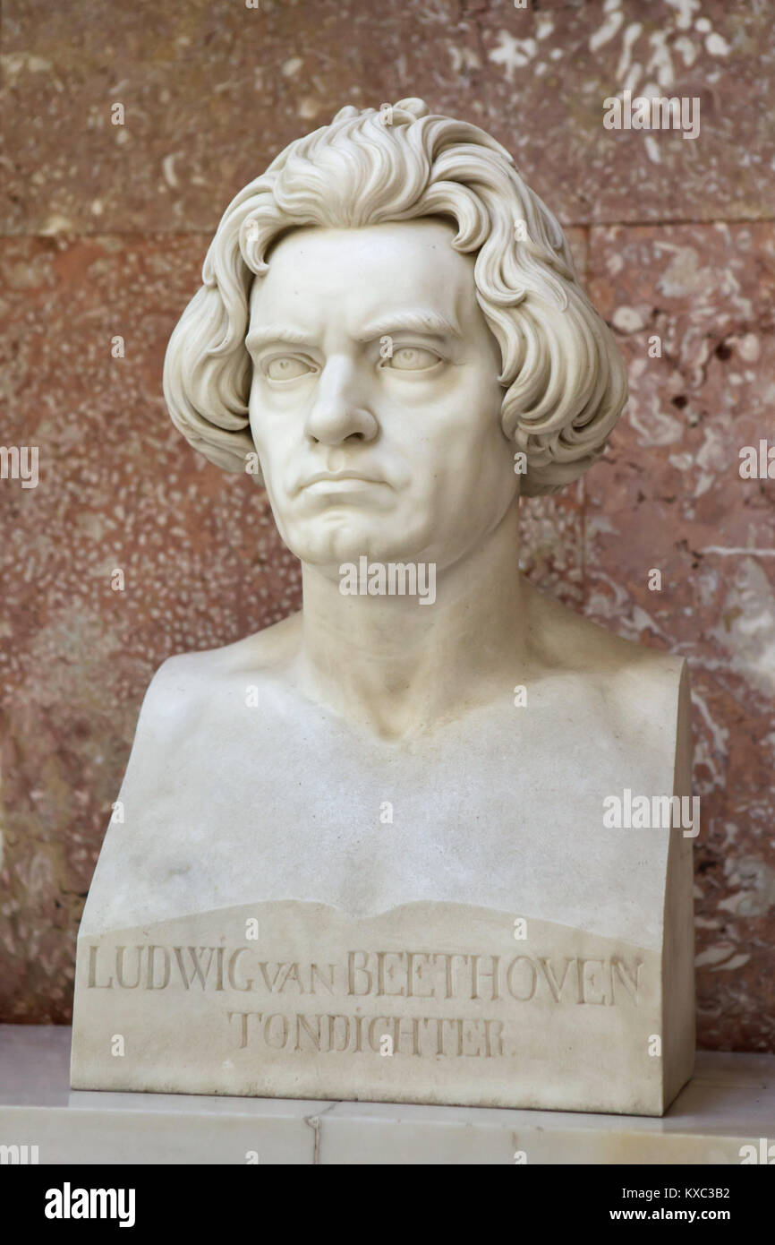 Compositeur allemand Ludwig van Beethoven. Buste en marbre par le sculpteur allemand Arnold Hermann Lossow (1866) après avoir conçu par le sculpteur allemand Anton Dietrich sur l'affichage dans le hall de gloire dans le mémorial Walhalla près de Ratisbonne en Bavière, Allemagne. Banque D'Images