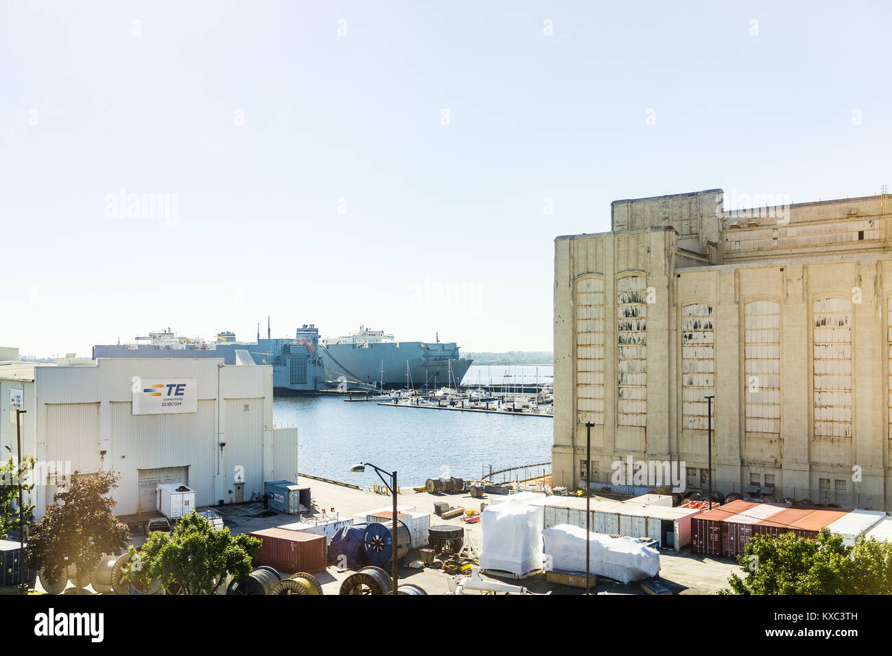 Baltimore, USA - 27 octobre 2017 : usine industrielle avec la rivière Patapsco, abandonnés, Winans cove, TE Subcom, Cruise Terminal Maryland Banque D'Images