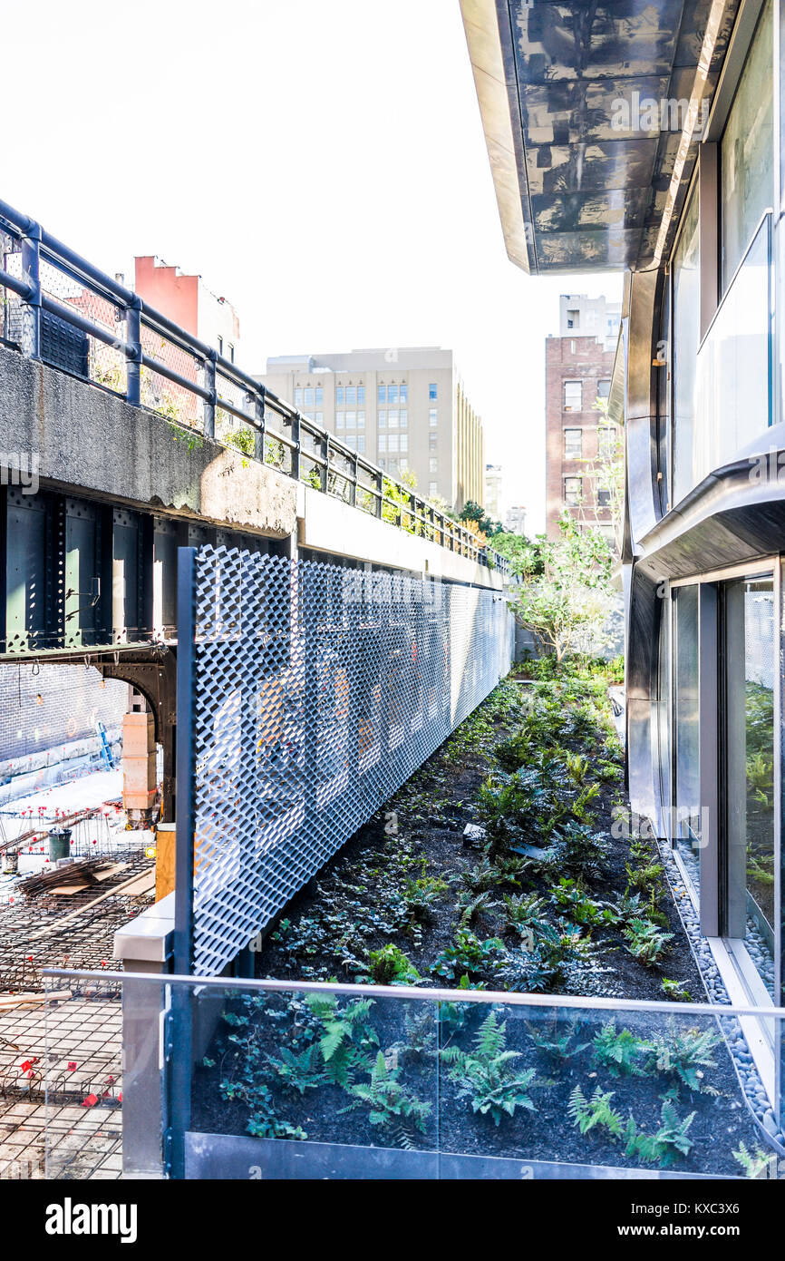 Highline, ligne haute, jardin urbain à New York City New York avec bâtiments, balcon à Chelsea West Side par Hudson Yards Banque D'Images