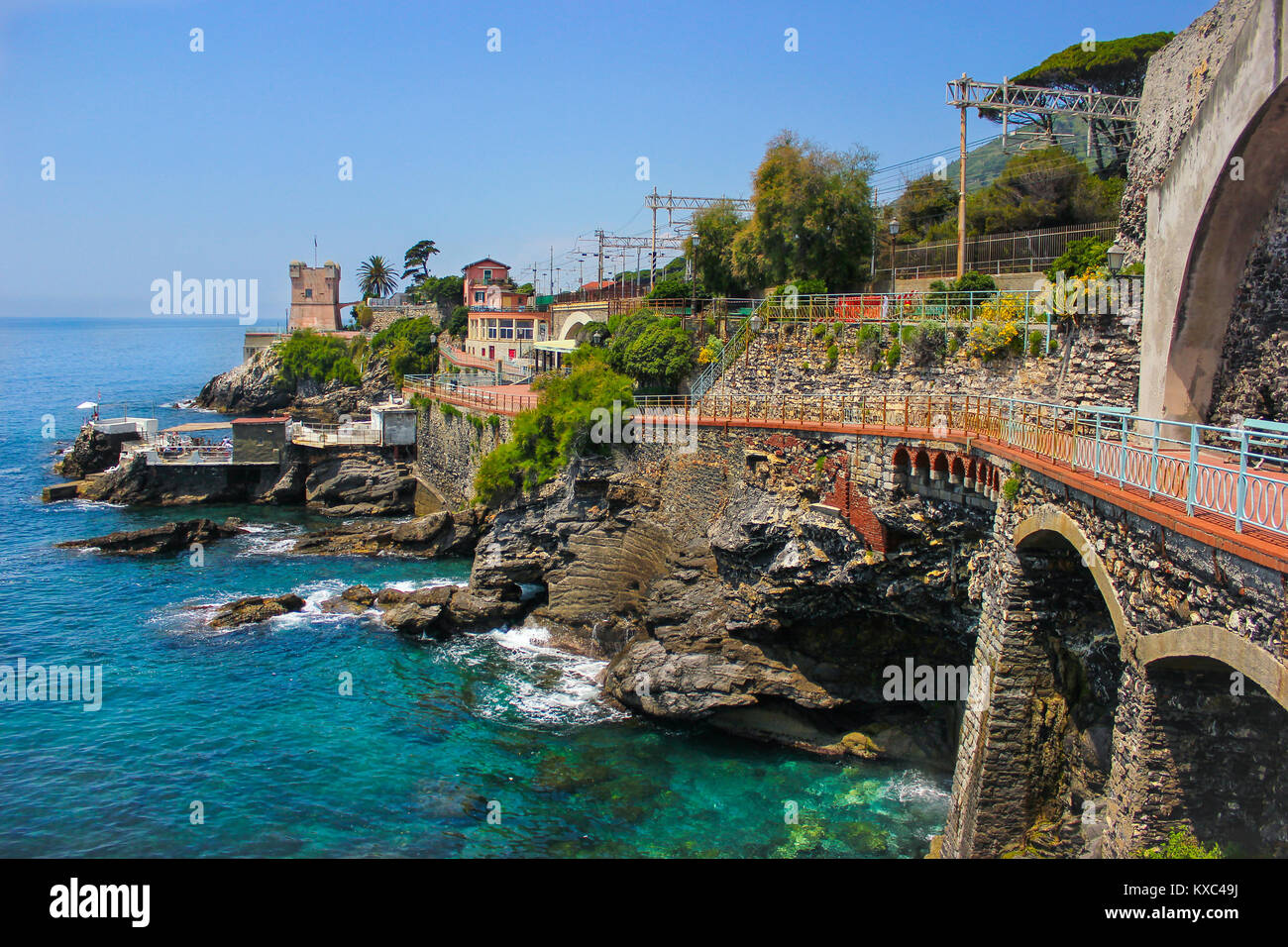 Seascape avec la Méditerranée La côte rocheuse et promenade à Gênes Gênes, ligurie, italie Banque D'Images