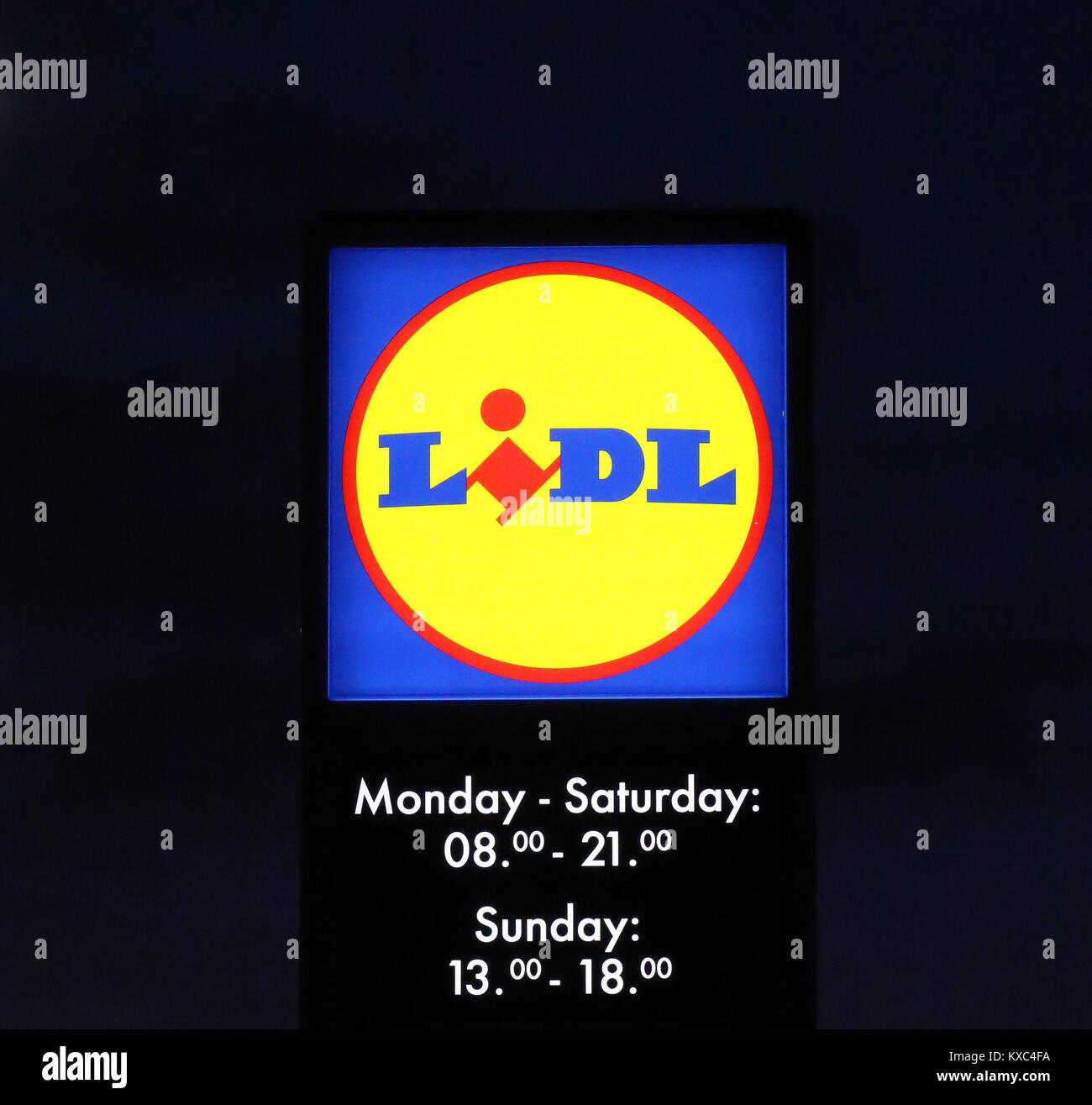 Signe Lidl supermarché Lidl à la nuit. Banque D'Images