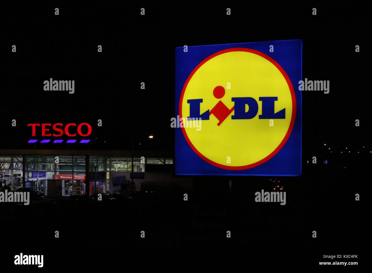 Lidl et allumé allumé signe signe Tesco Banque D'Images