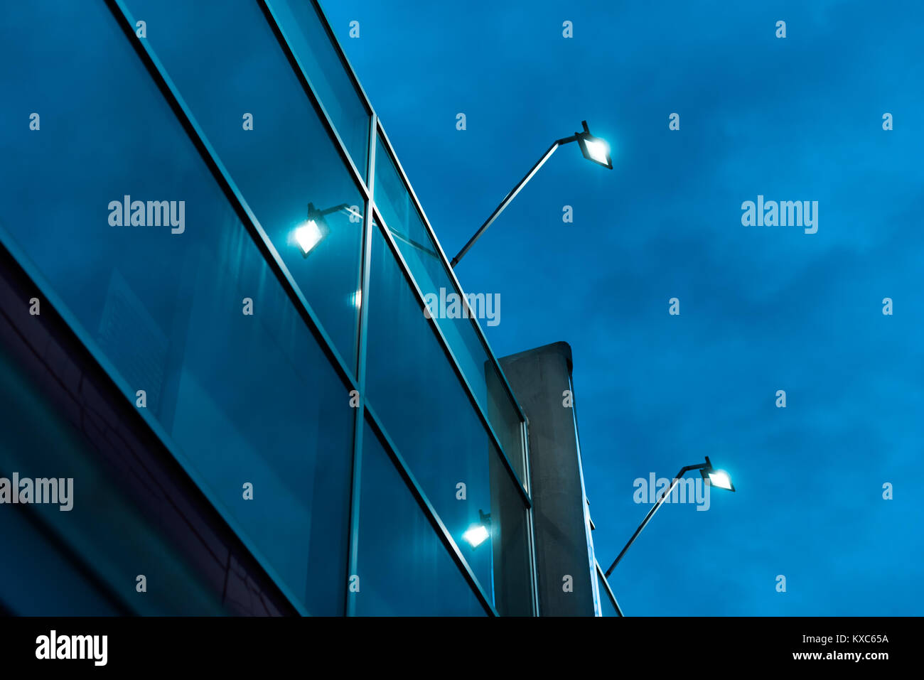 Façade en verre du bâtiment Commerce de détail détail dans la nuit Banque D'Images