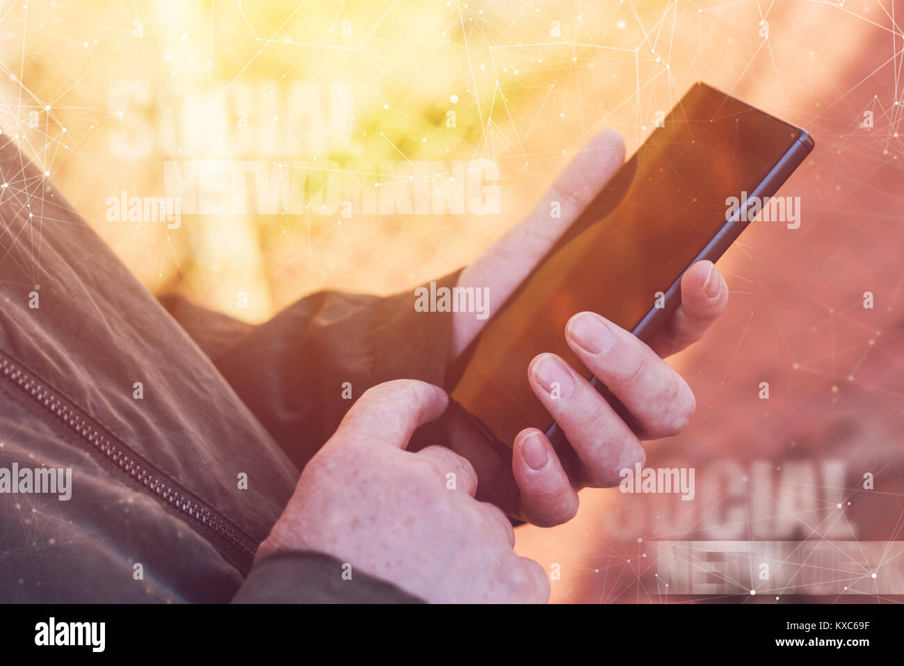 Les réseaux sociaux sur téléphone mobile. Femme à l'aide d'application pour smartphone pour les médias sociaux de l'activité en ligne en marchant sur la rue. Banque D'Images