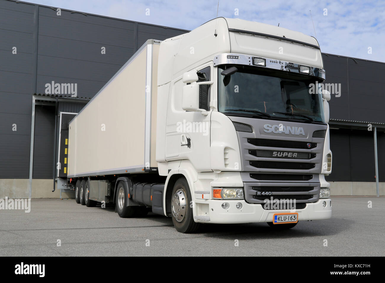 TURKU, FINLANDE - le 26 avril 2014 : Blanc Scania R440 camion semi déchargements à un entrepôt. Selon Statistique Finlande, un total de 67 millions de tonnes de Banque D'Images