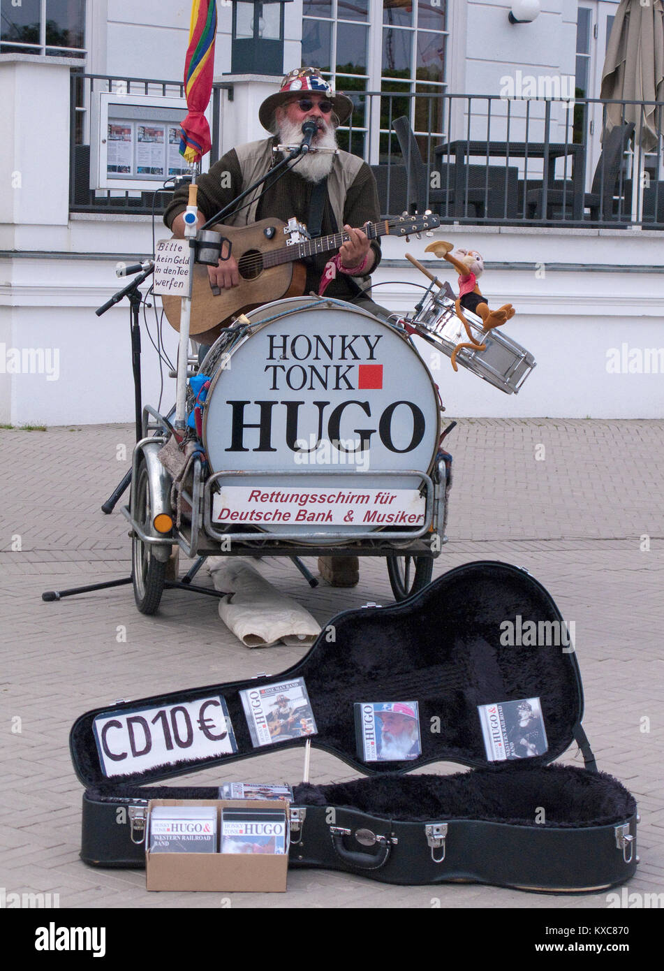 Musican rue 'Honk Tonk Hugo' à la zone piétonne de Zingst, Fishland, Mecklembourg-Poméranie-Occidentale, de la mer Baltique, l'Allemagne, de l'Europe Banque D'Images