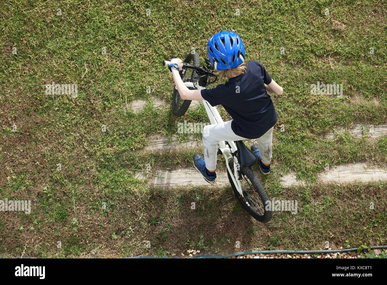 Enfant de se préparer à partir pour une randonnée à vélo Banque D'Images
