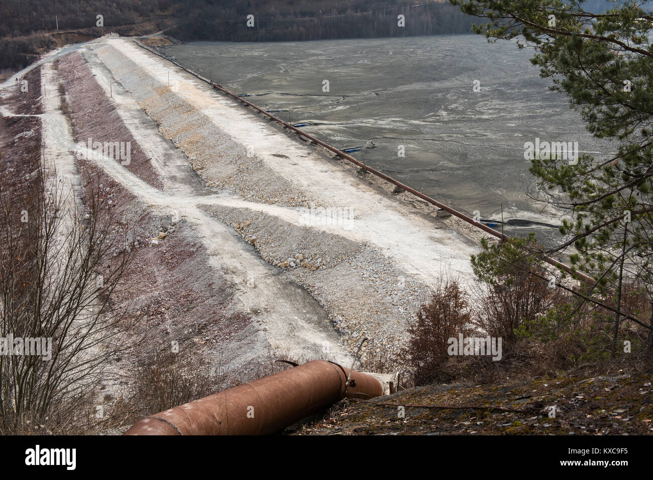 Lac des déchets barrière. Or contaminés et l'exploitation de la mine de cuivre résiduel, l'eau et de la boue toxique. Village inondé de Geamana, Rosia Montana, Roumanie Banque D'Images