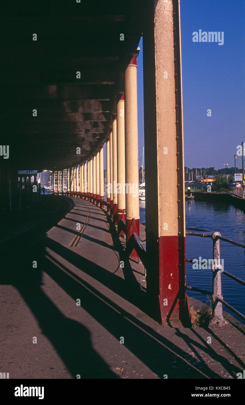 Changement d'utilisation des terres désindustrialisation de la zone industrielle, bassin à flot, Ipswich Ipswich, Suffolk, Angleterre, RU 90 colonnes en acier support Construction quai Quai Albion Banque D'Images