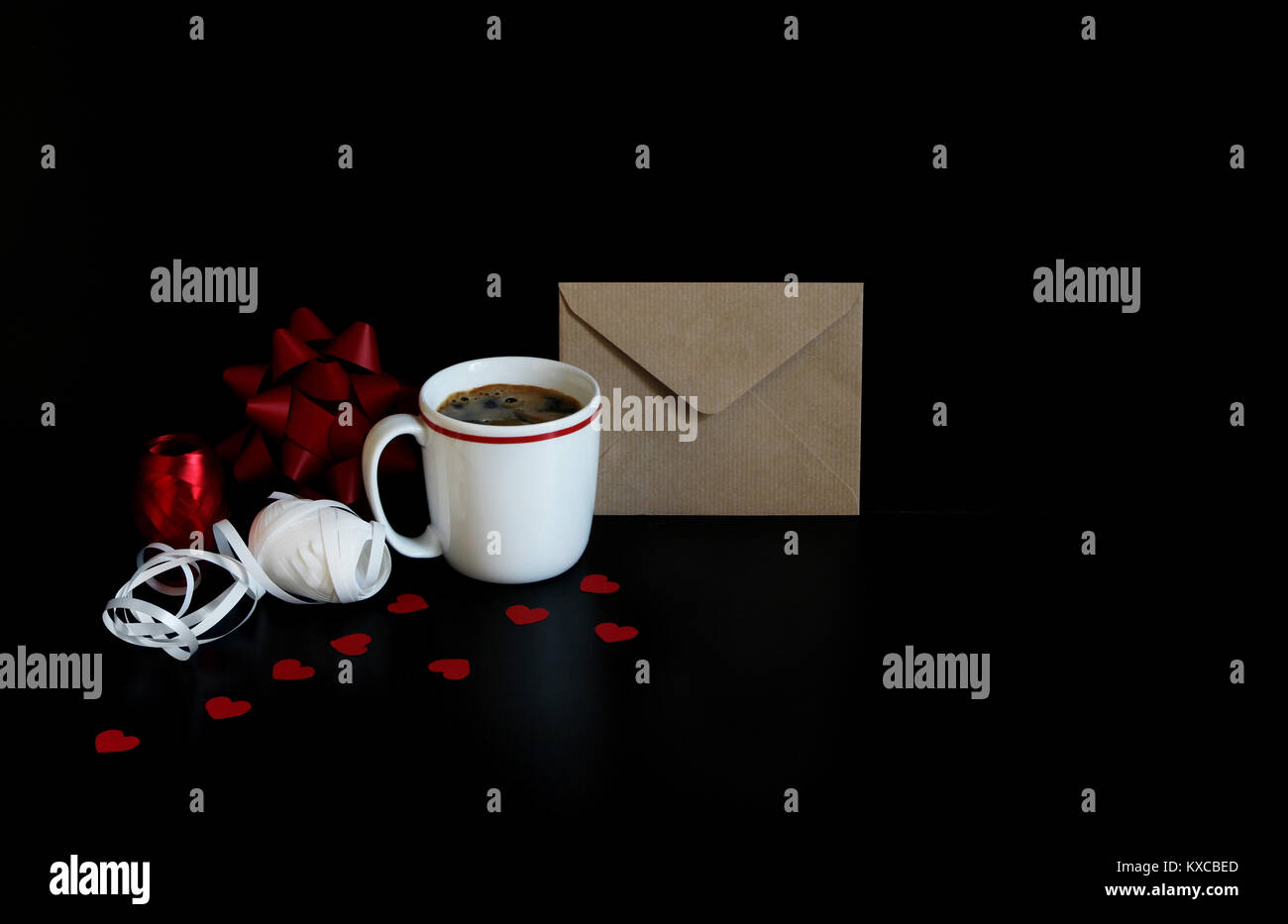 Valentines Day ou encore de mariage Scène de vie avec tasse de café, enveloppe, papier coeurs confetti et rubans cadeaux décoratifs sur fond noir. L'amour Banque D'Images