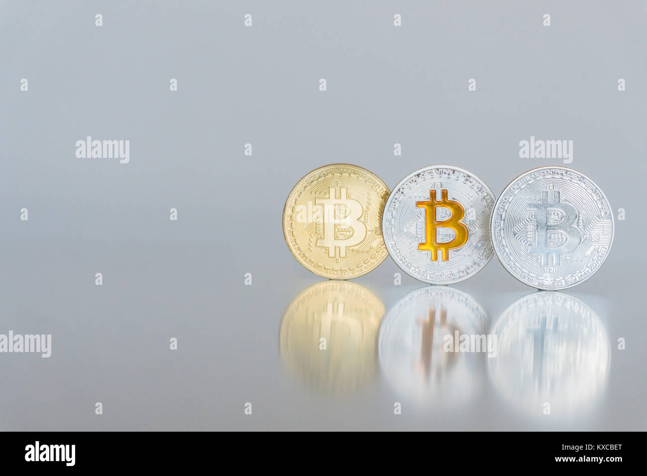 Un ensemble de pièces de monnaie crypto. Le platine, l'argent et l'or des bitcoins isolé sur fond blanc Banque D'Images