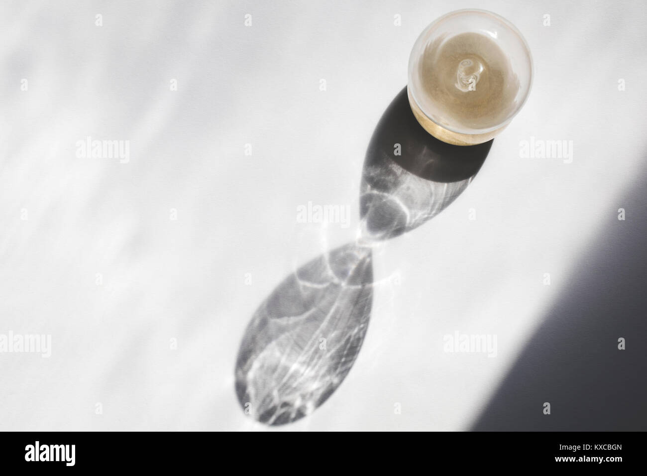 Sable Hourglass timer jette une ombre Banque D'Images