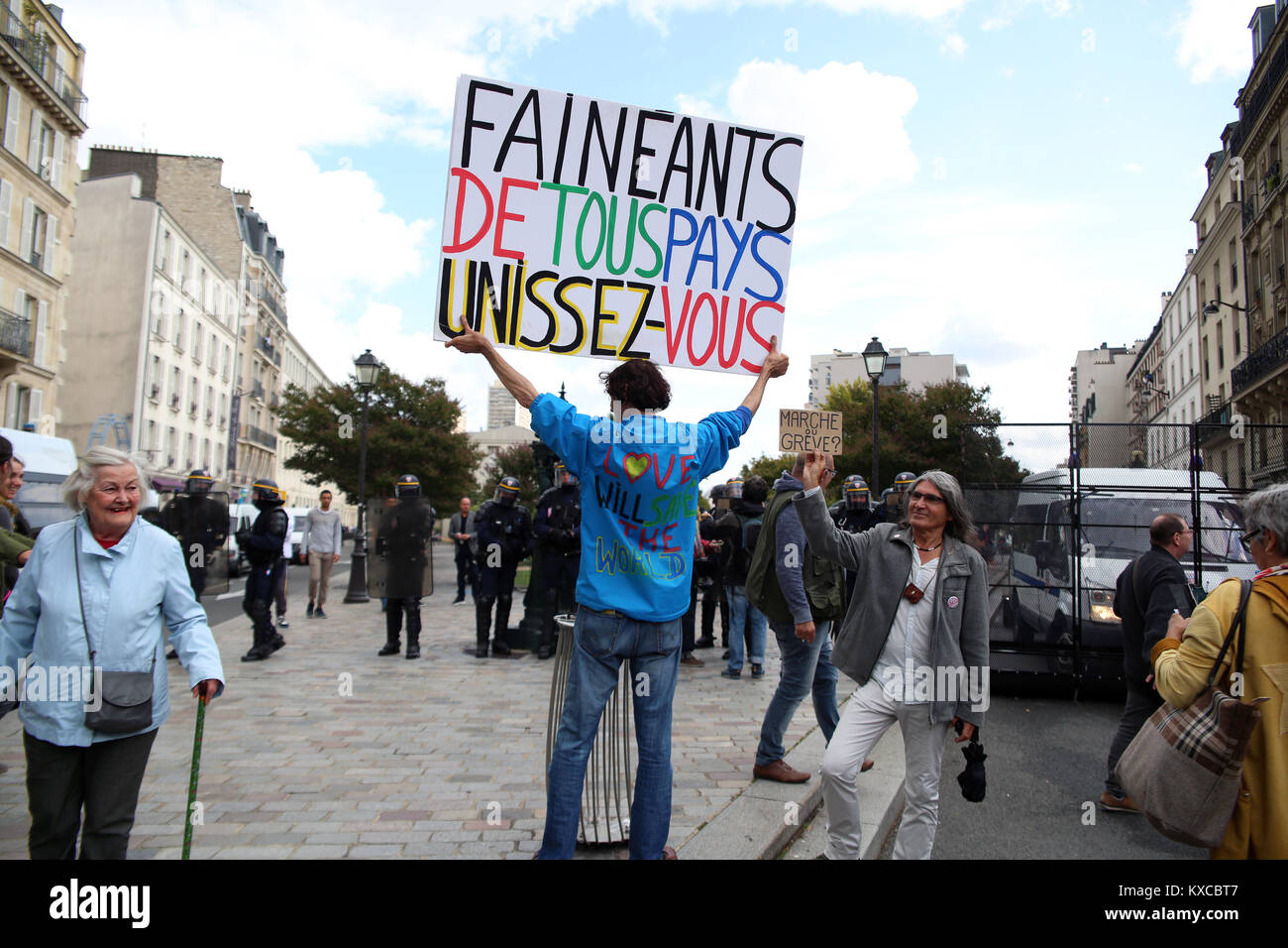 Paris, France. 12 Sep, 2017. Aujourd'hui dix milliers ou même plus ont protesté contre la "loi travail XXL' à Paris, France. À la fin il a un peu violent. Le reste de la manifestation a été pacifique. Crédit : Alexander Pohl/Pacific Press/Alamy Live News Banque D'Images