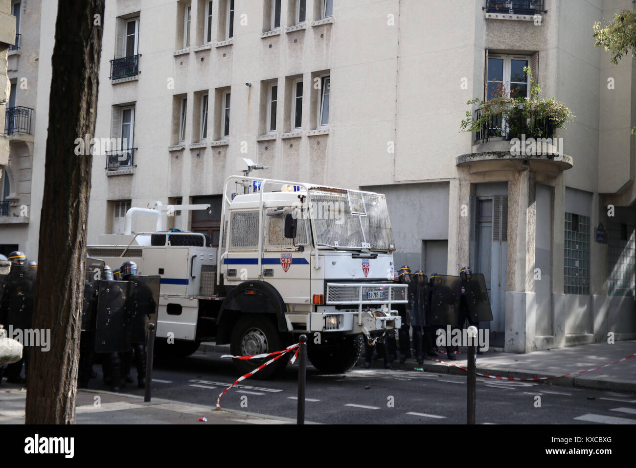 Paris, France. 12 Sep, 2017. Aujourd'hui dix milliers ou même plus ont protesté contre la "loi travail XXL' à Paris, France. À la fin il a un peu violent. Le reste de la manifestation a été pacifique. Crédit : Alexander Pohl/Pacific Press/Alamy Live News Banque D'Images