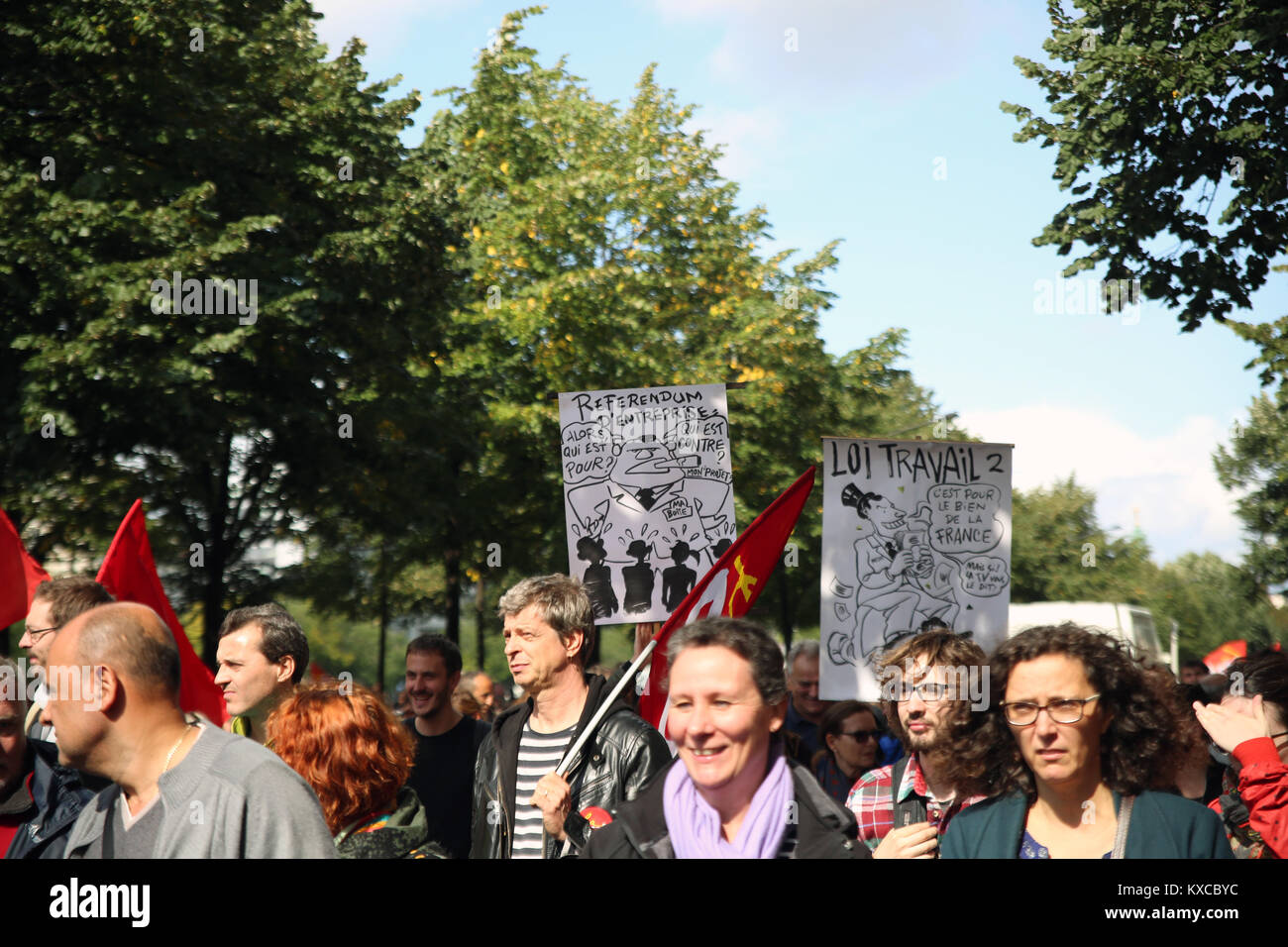 Paris, France. 12 Sep, 2017. Aujourd'hui dix milliers ou même plus ont protesté contre la "loi travail XXL' à Paris, France. À la fin il a un peu violent. Le reste de la manifestation a été pacifique. Crédit : Alexander Pohl/Pacific Press/Alamy Live News Banque D'Images