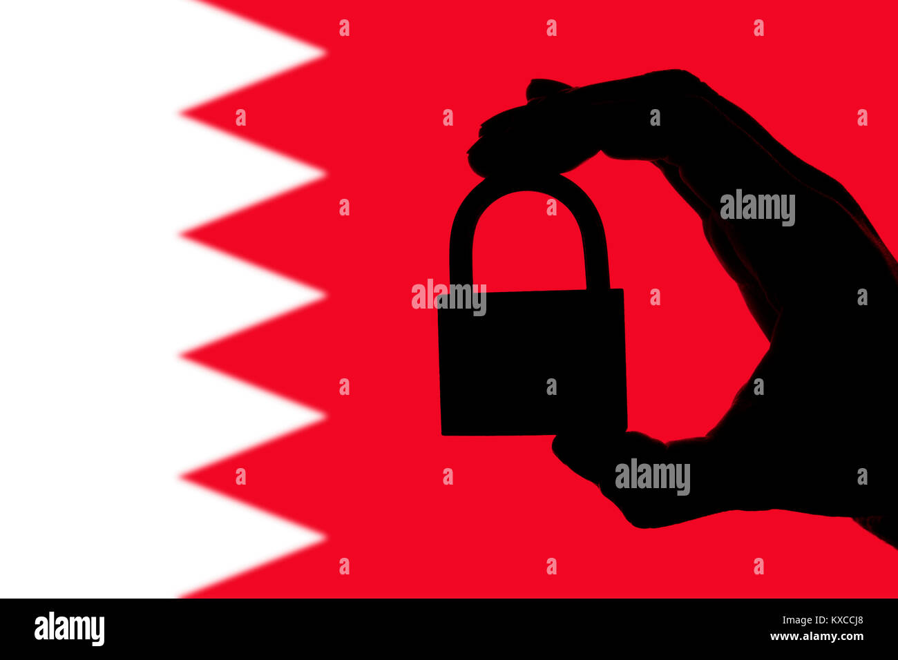 Bahreïn la sécurité. Silhouette de main tenant un drapeau national un cadenas Banque D'Images