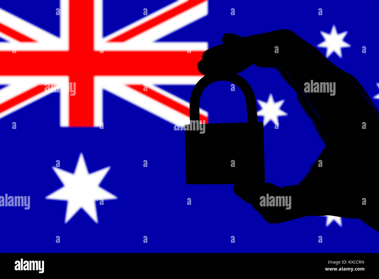 La sécurité de l'Australie. Silhouette de main tenant un drapeau national un cadenas Banque D'Images