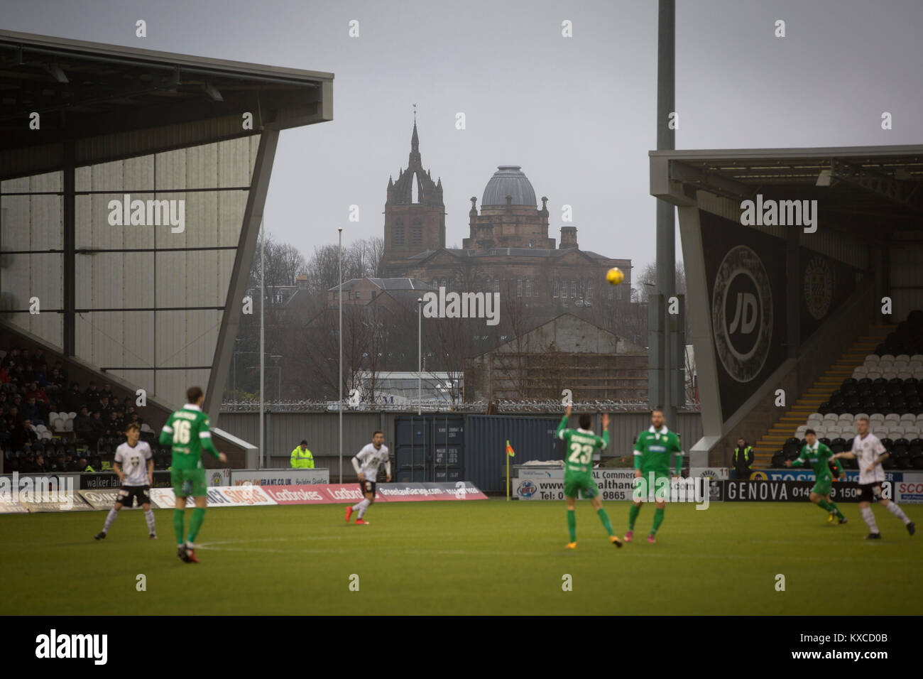 L'Église du Souvenir et Thomas Coats Coats Observatory visible au cours de la première moitié au Paisley2021 Stade comme St Mirren côté Championnat écossais (en blanc) a joué les nouveaux saints champions gallois en demi-finale de la Scottish Challenge Cup pour le droit de se réunir dans la finale Dundee United. Le concours a été élargi pour la saison 2016-2017 pour inclure quatre clubs du pays de Galles et l'Irlande du Nord ainsi que le Premier ministre écossais sous-20 équipes. En dépit des à la mi-temps, St Mirren a remporté le match 4-1 vu par une foule de 2044, y compris à 75 fans. Banque D'Images