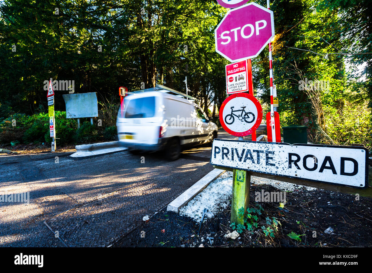 Signes et les obstacles à un chemin privé. Banque D'Images Signes et les obstacles à un chemin privé. Banque D'Images