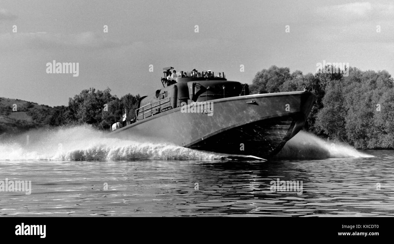 AJAXNETPHOTO. 1971. SEINE, FRANCE. - 38 NOEUDS POUR LE HAVRE - HMS SABRE VOYAGE À PARIS - P275 À MCP SUR LA SEINE. Photos:COPYRIGHT JONATHAN EASTLAND REF:RX7151204 66 Banque D'Images