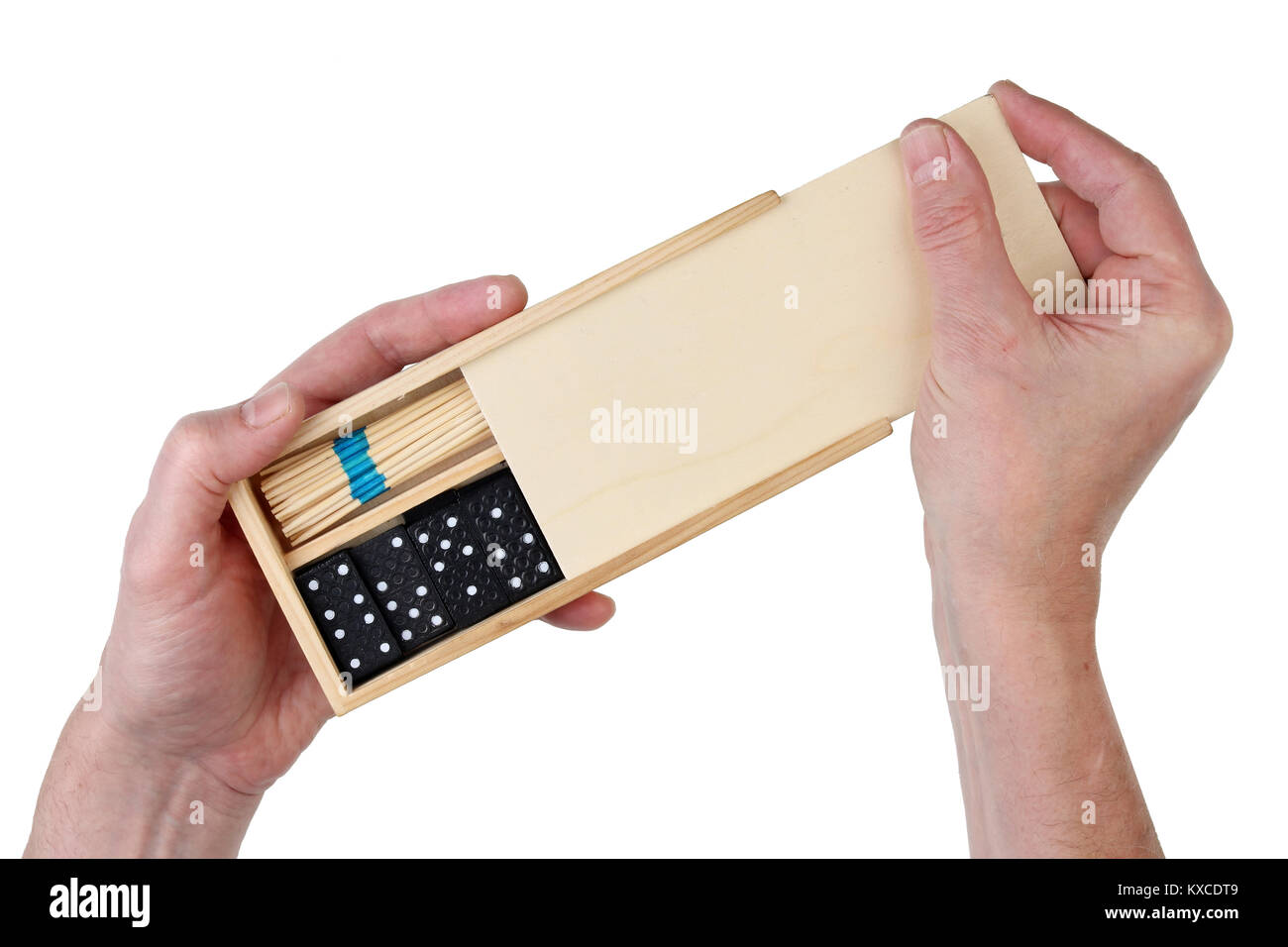 Le vieux grand-père ouvre une boîte en bois avec jeux de société - dominos et mikado. Isolated on white top view studio shot Banque D'Images