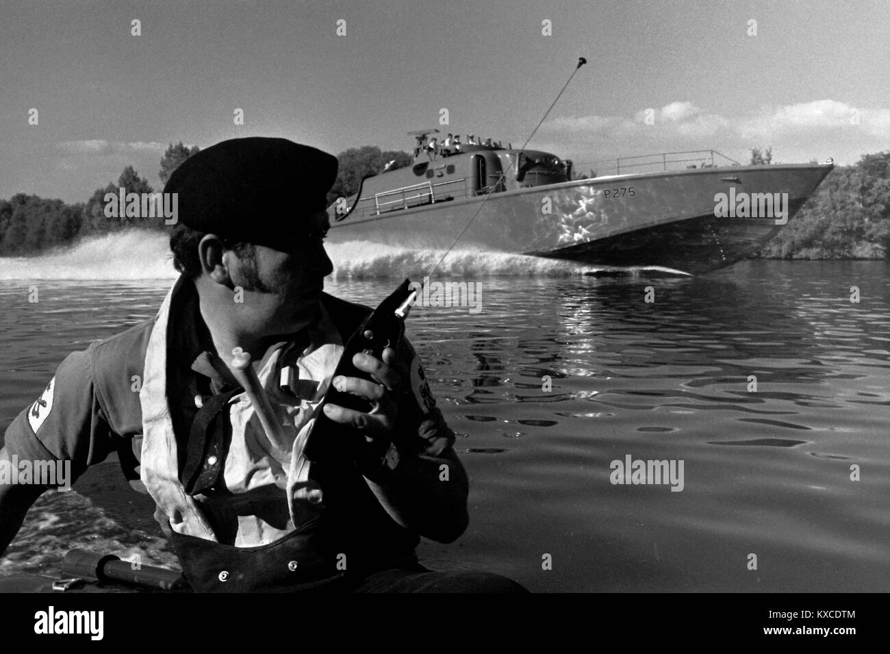 AJAXNETPHOTO. 1971. SEINE, FRANCE. - 38 NOEUDS POUR LE HAVRE - HMS SABRE VOYAGE À PARIS - UNITÉ DE RECONNAISSANCE ; deux équipage mettait l'équipage du navire d'un petit canot pneumatique sur certains tronçons de la rivière, CONSEILLER LE VAISSEAU MÈRE DE LA CIRCULATION VENANT EN SENS INVERSE L'ARRONDISSEMENT BLIND RIVER BENDS. PHOTO:JONATHAN EASTLAND/AJAX REF:RX7151204 139 Banque D'Images