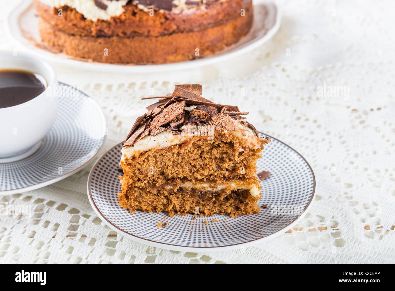 Gateau Cafe Imbibes De Cafe Et Vin De Marsala Rempli Et Garni De Glacage Au Mascarpone Et Decore Avec Des Copeaux De Chocolat Belge Strawb Photo Stock Alamy