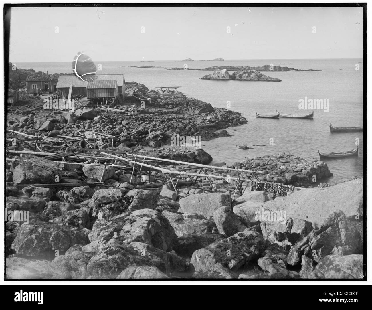 Photographie historique montrant Støene à Vågen, Gaukværøy, comté de Nordland, Norvège. L'image représente la colonie côtière, mettant en évidence les paysages maritimes et l'architecture norvégiens traditionnels. Banque D'Images