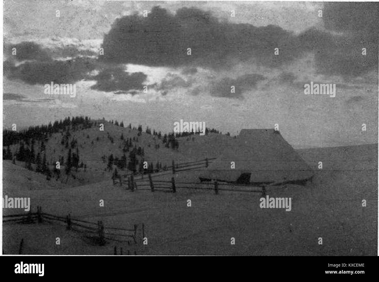 Une vue hivernale de 1915 de Velika Planina, un plateau alpin de haute altitude en Slovénie, montrant des cabanes de bergers en bois enneigées et un terrain de montagne typique des établissements pastoraux traditionnels. Banque D'Images
