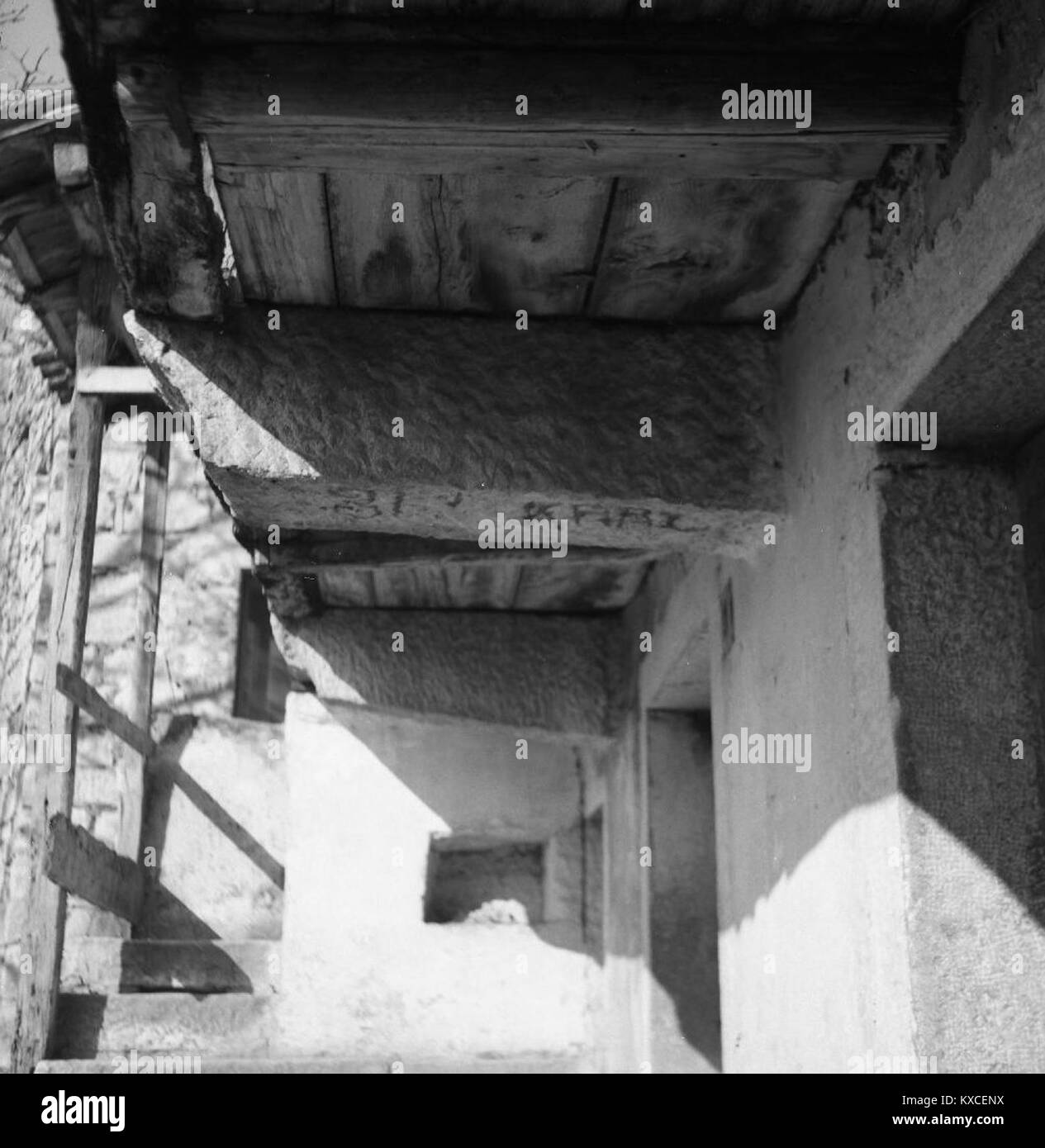 Veliki Repen 31 fait référence à un site présentant des hangars de style industriel construits en 1968, représentant le développement architectural et urbain d'après-guerre dans la région. Banque D'Images