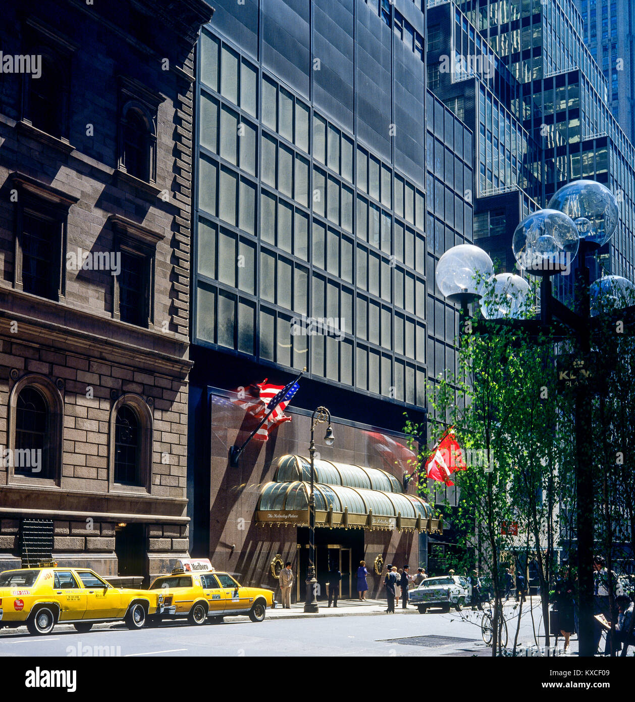 New York 1980s, The Helmsley Palace Hotel, 39 East 51st Street entrée, taxis jaunes, Manhattan, New York City, NY, NYC, ETATS-UNIS, Banque D'Images