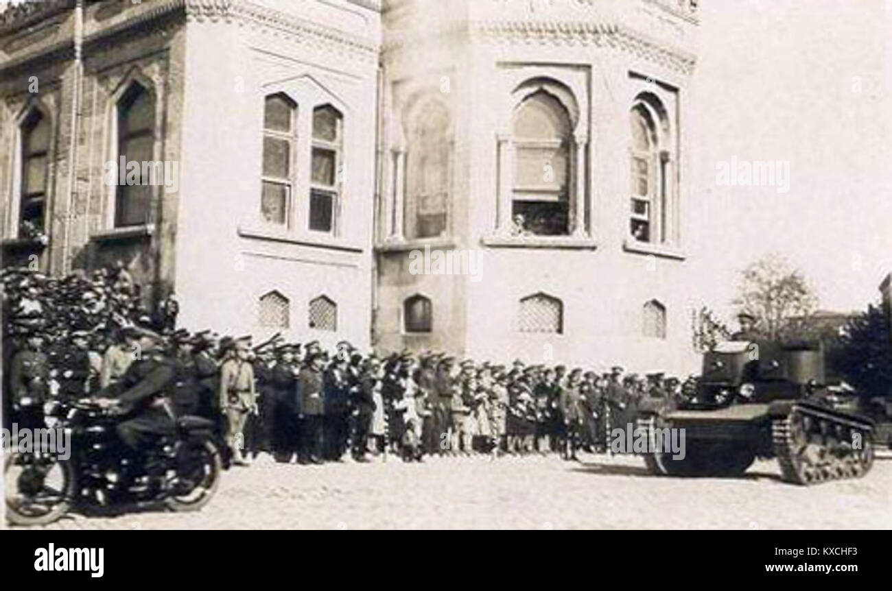 Lors d’un défilé militaire à Ankara, en Turquie, le char léger britannique Vickers 6-ton (Mark E) est exposé, illustrant l’acquisition par la Turquie d’armures britanniques, la mécanisation précoce des forces armées et la cérémonie militaire entre-deux-guerres. Banque D'Images