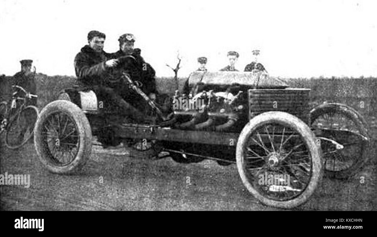 Victor Hémery, capturé lors de la course entre salon et Arles le 30 décembre 1905, au volant d'une Darracq V8 spéciale de 200 ch, connue pour ses performances en course. Banque D'Images
