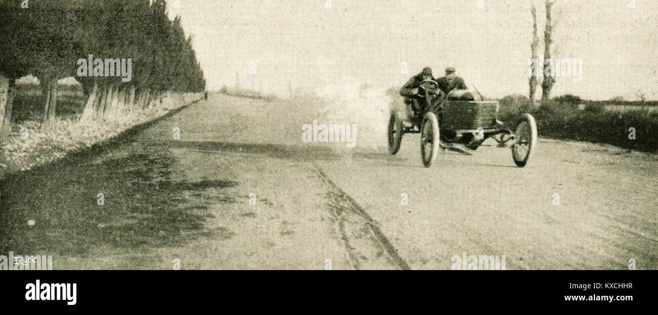 Victor Hémery établit un record du monde de vitesse le 30 décembre 1905, au volant d'un V8 Darracq de 200 ch entre salon et Arles. Cette étape marqua une avancée majeure dans les débuts de l'ingénierie automobile. Banque D'Images