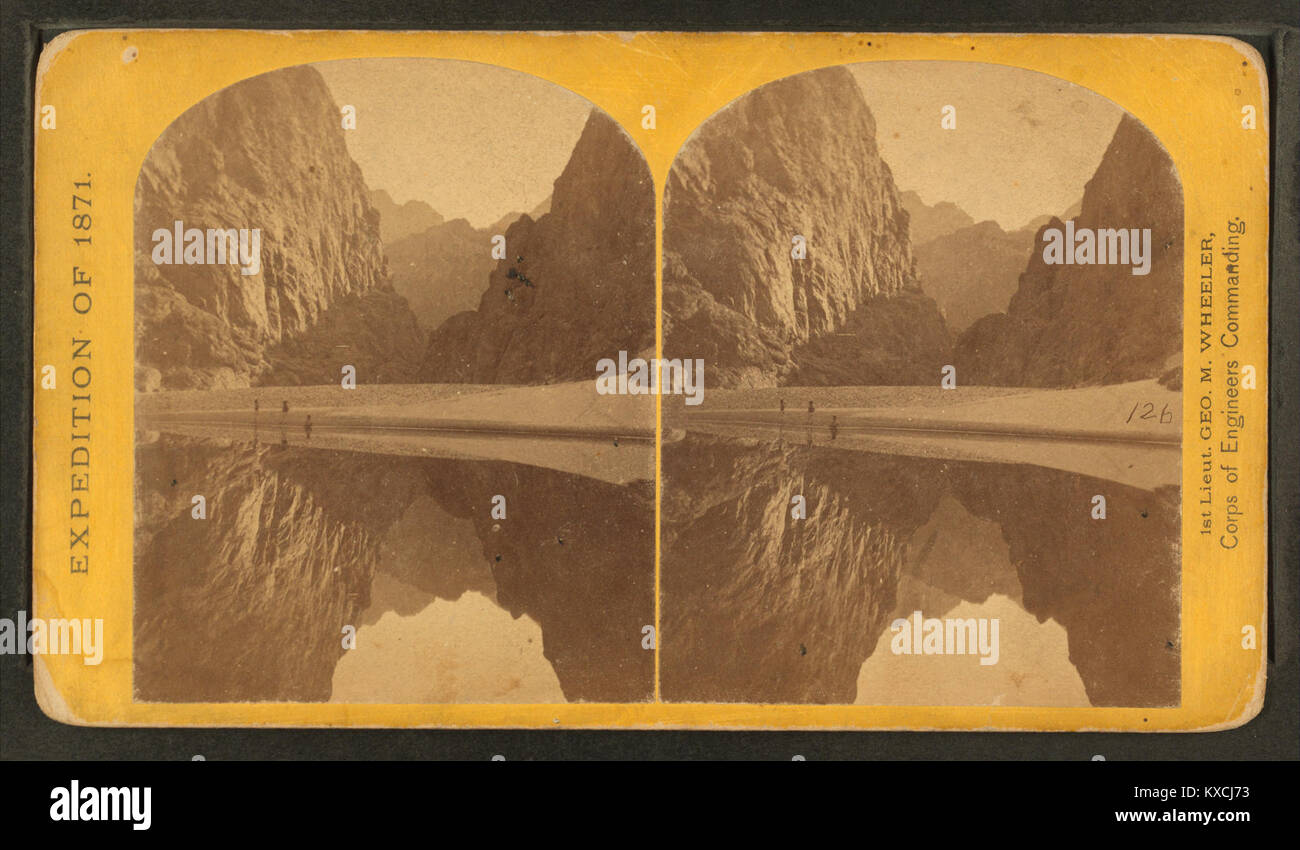 Cette image, capturée par Timothy H. O'Sullivan, montre une vue spectaculaire du Black Canyon. Le reflet des parois du canyon dans le Mirror Bar ajoute de la profondeur et de la complexité à la scène, soulignant la beauté naturelle de l'Ouest américain. Banque D'Images