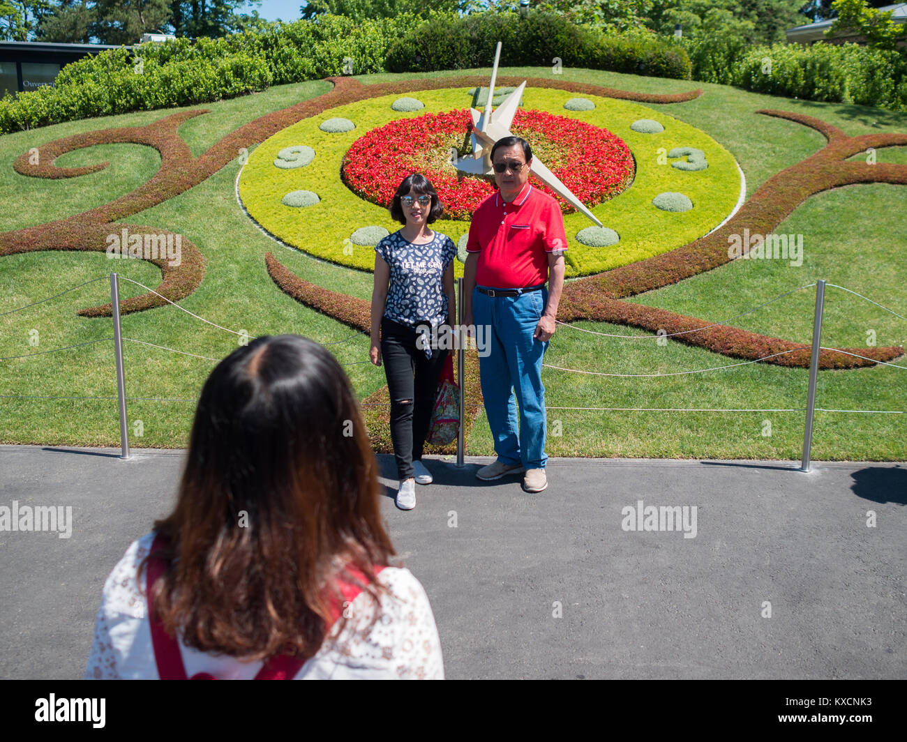 Les touristes chinois de prendre une photo par l'horloge fleurie de Genève Banque D'Images