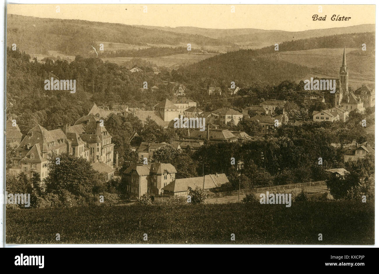Cette image de 1917 montre une vue de Bad Elster, avec le paysage et l'architecture historique de la ville thermale. Publié par Brück & Sohn Kunstverlag, il présente le développement de Bad Elster au début du XXe siècle. Banque D'Images