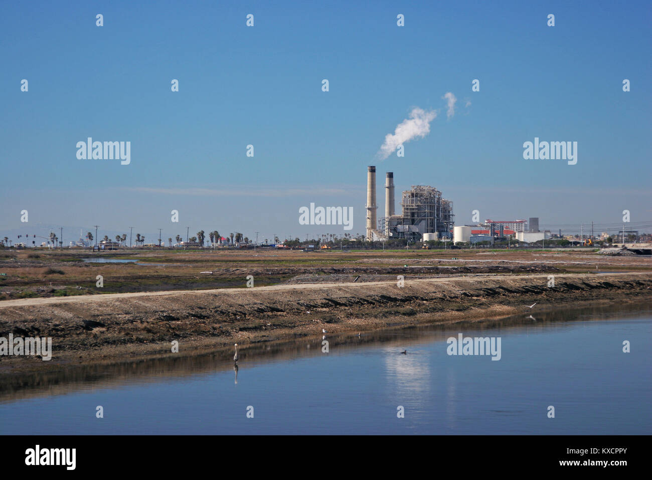 Huntington Beach Les zones humides avec le grand héron et AES en arrière-plan d'électricité près de PCH Huntington Beach CA Banque D'Images