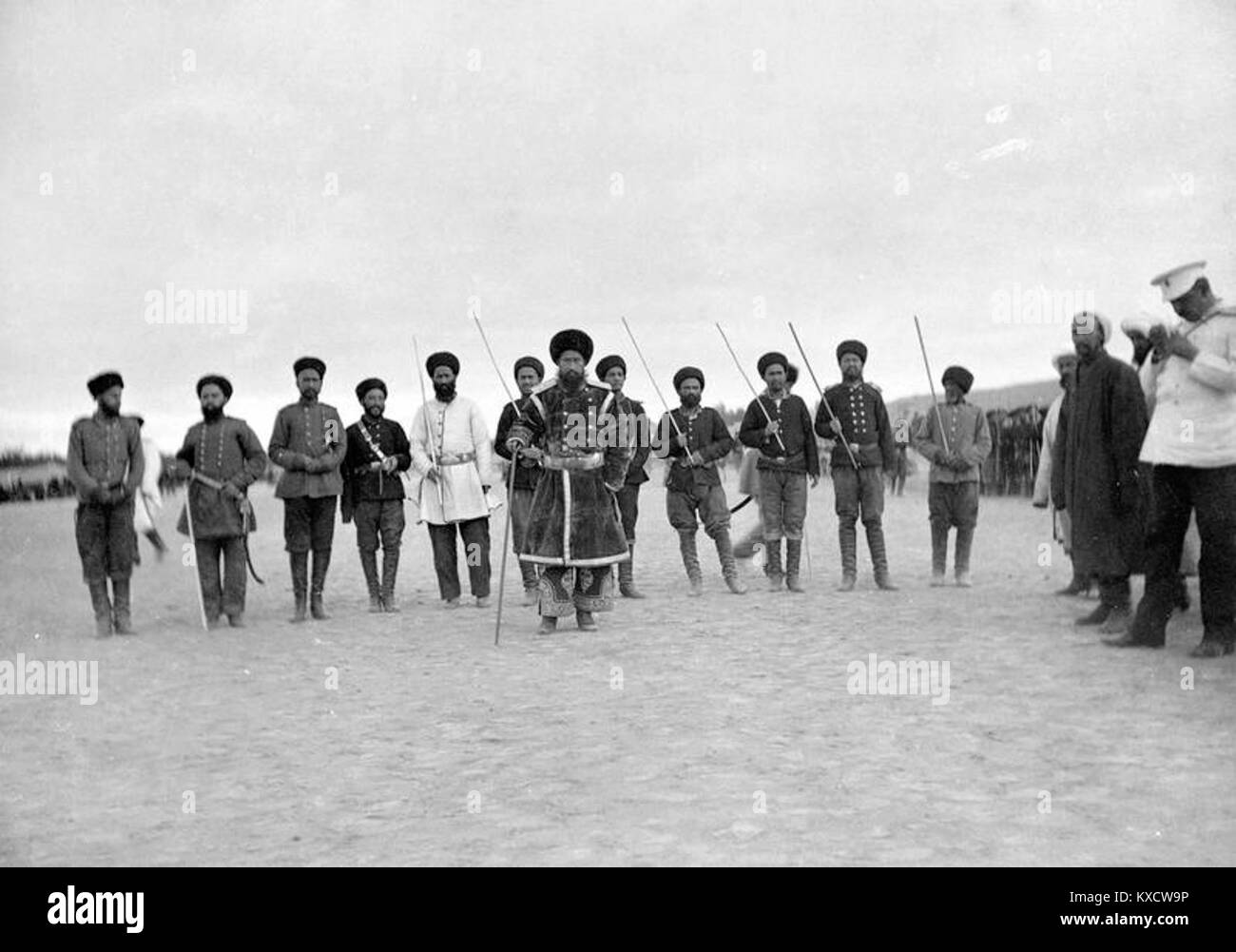 Image intitulée “Boukhara. Military Review” montrant les troupes, les formations de défilé et le personnel militaire sur une place publique à Boukhara. Banque D'Images